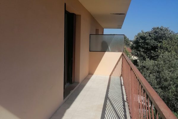 Aux lônes, aperçu mer depuis ce joli T2 avec parking privatif.