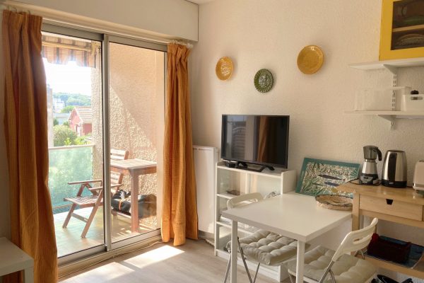 ***** Loué ***** Portissol, au calme, studio meublé avec terrasse et parking