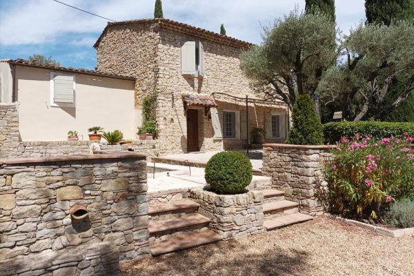 Mas Provençal de 170m² avec piscine, terrasse et stationnements, cadre pinède.