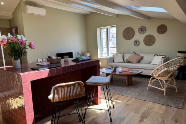 Plein centre de Sanary, très joli T2, dans immeuble rénové.