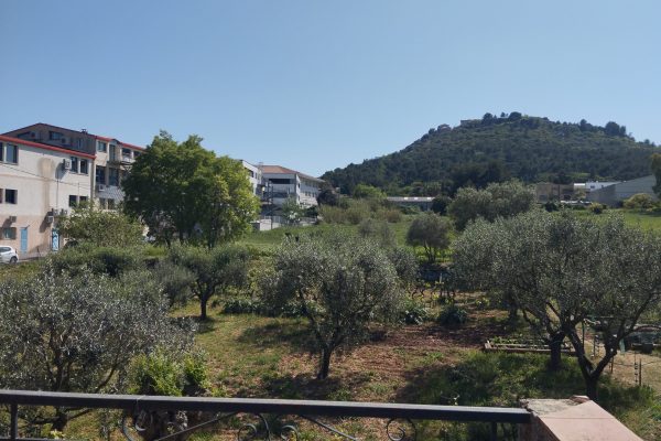 Haut de villa T4 avec terrasse, jardinet, et garage